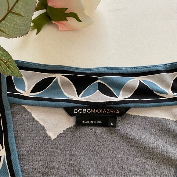 BCBGMaxazria Grey Blue Art Deco V-neck Fitted Blouse Size Small Stretch - Picture 4 of 10